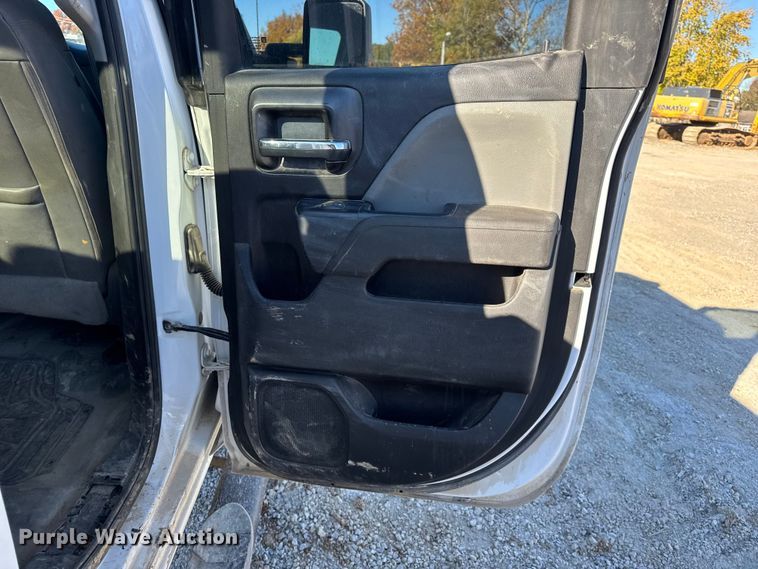 image for item EN0709 2017 GMC Sierra 2500HD Double Cab pickup truck