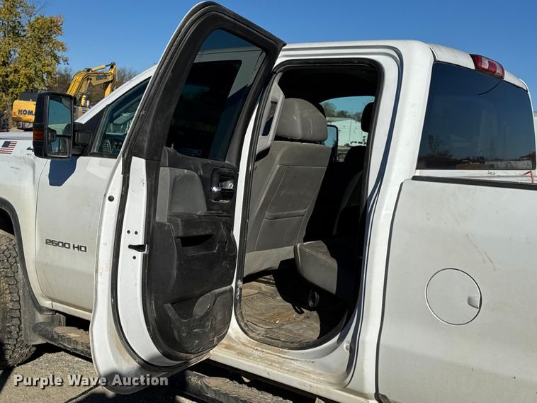 image for item EN0709 2017 GMC Sierra 2500HD Double Cab pickup truck