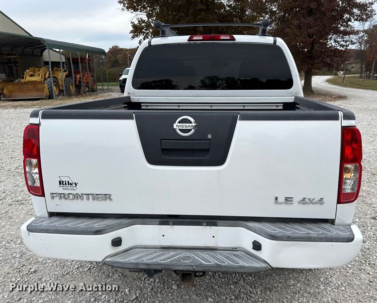 image for item EN0718 2006 Nissan Frontier LE Crew Cab pickup truck