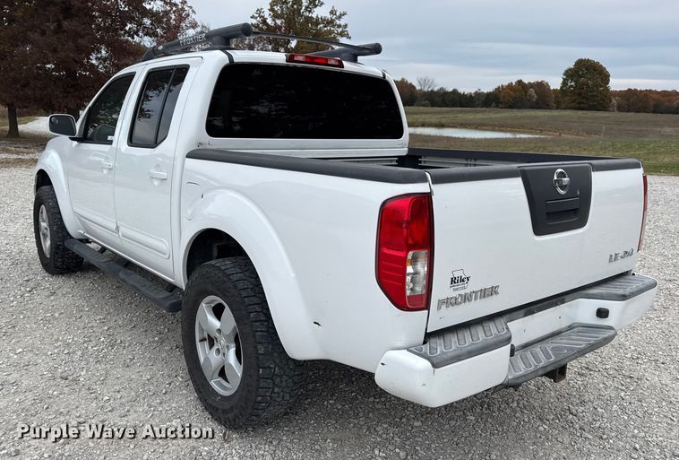 image for item EN0718 2006 Nissan Frontier LE Crew Cab pickup truck