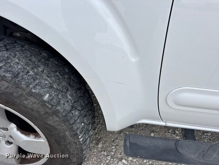 image for item EN0718 2006 Nissan Frontier LE Crew Cab pickup truck