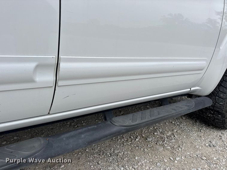 image for item EN0718 2006 Nissan Frontier LE Crew Cab pickup truck