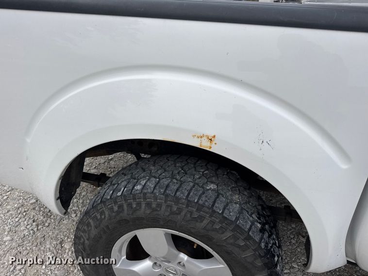 image for item EN0718 2006 Nissan Frontier LE Crew Cab pickup truck