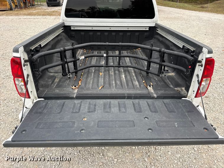 image for item EN0718 2006 Nissan Frontier LE Crew Cab pickup truck