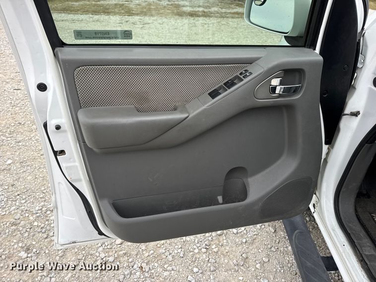 image for item EN0718 2006 Nissan Frontier LE Crew Cab pickup truck