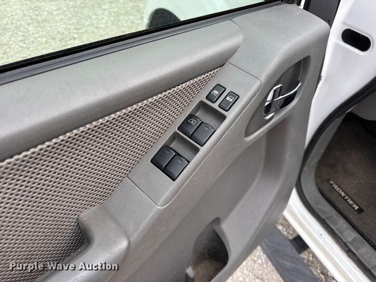 image for item EN0718 2006 Nissan Frontier LE Crew Cab pickup truck