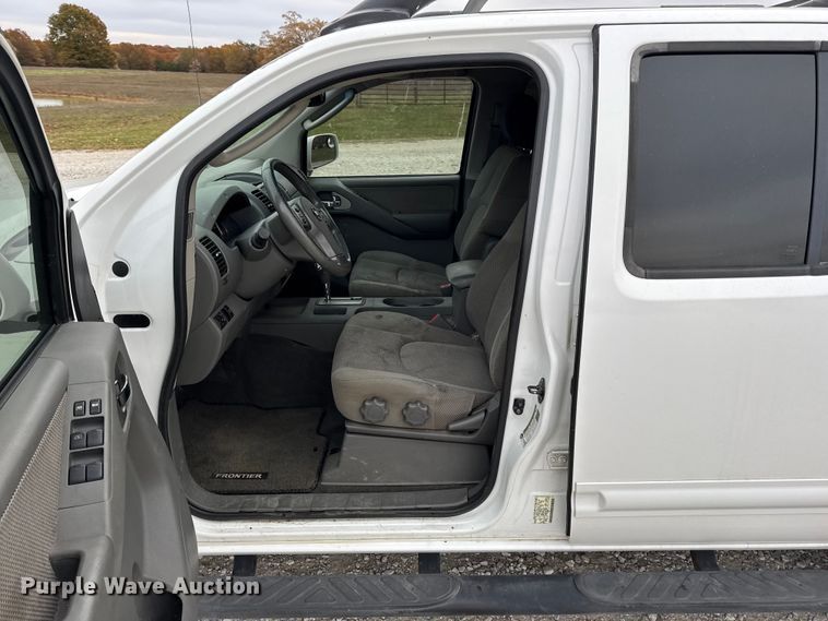 image for item EN0718 2006 Nissan Frontier LE Crew Cab pickup truck