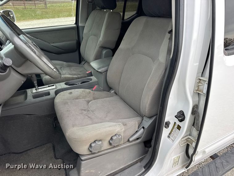 image for item EN0718 2006 Nissan Frontier LE Crew Cab pickup truck