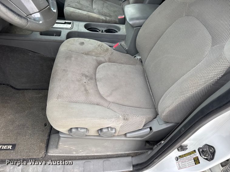 image for item EN0718 2006 Nissan Frontier LE Crew Cab pickup truck