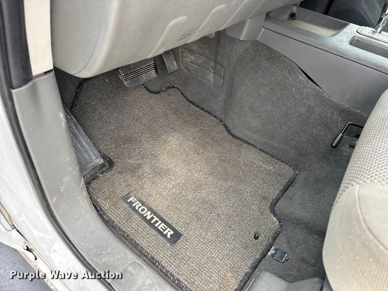 image for item EN0718 2006 Nissan Frontier LE Crew Cab pickup truck