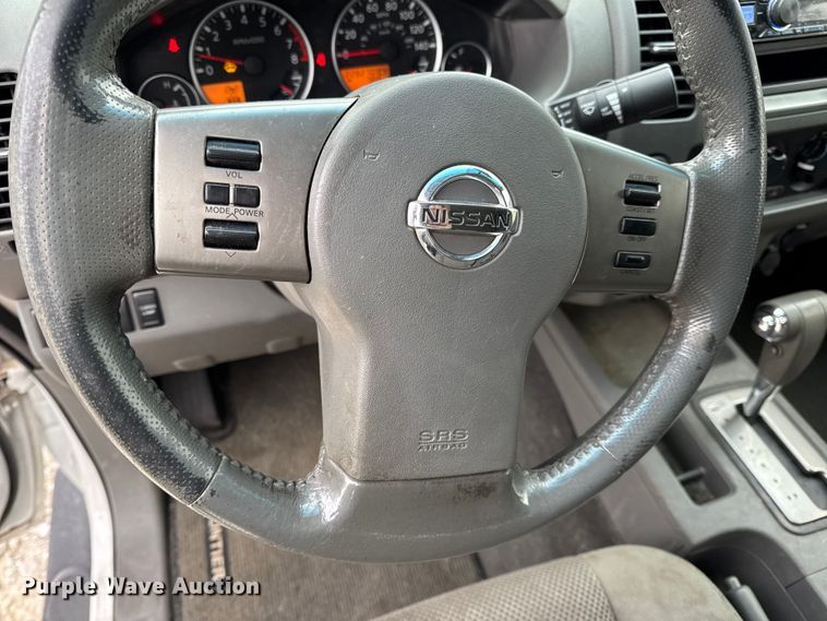 image for item EN0718 2006 Nissan Frontier LE Crew Cab pickup truck