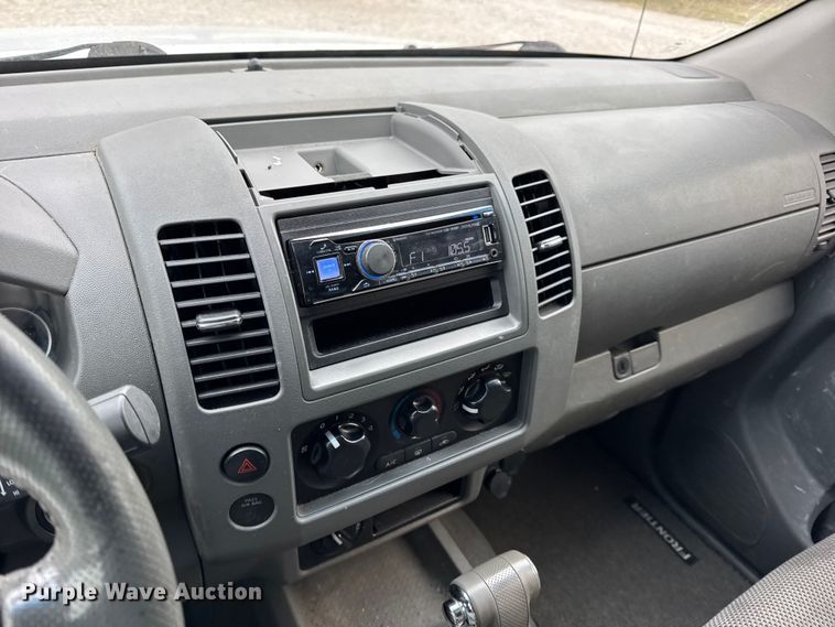 image for item EN0718 2006 Nissan Frontier LE Crew Cab pickup truck