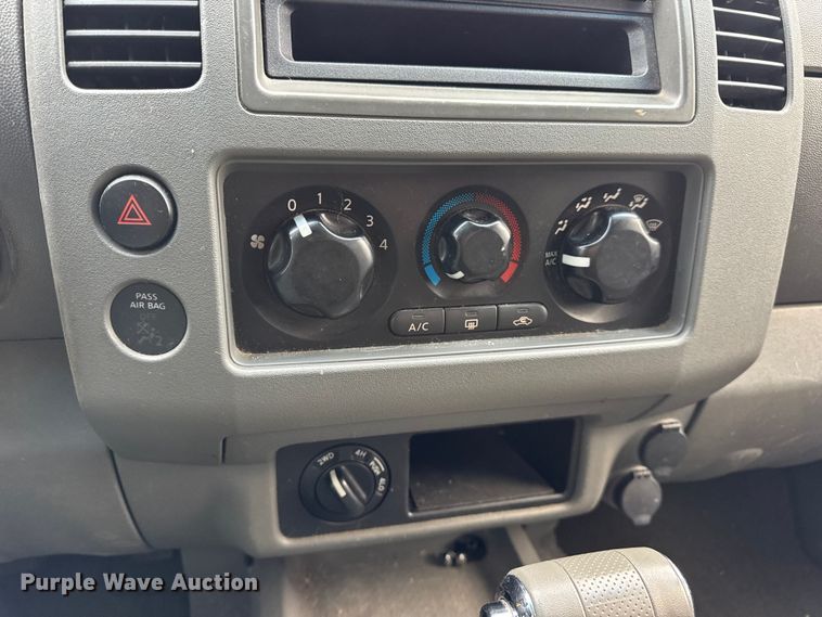 image for item EN0718 2006 Nissan Frontier LE Crew Cab pickup truck