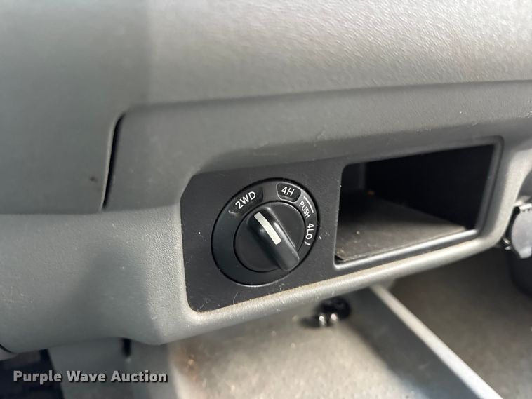 image for item EN0718 2006 Nissan Frontier LE Crew Cab pickup truck