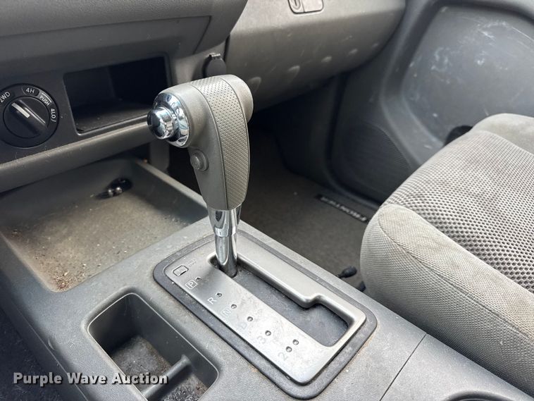 image for item EN0718 2006 Nissan Frontier LE Crew Cab pickup truck