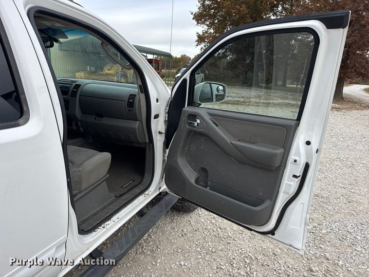 image for item EN0718 2006 Nissan Frontier LE Crew Cab pickup truck