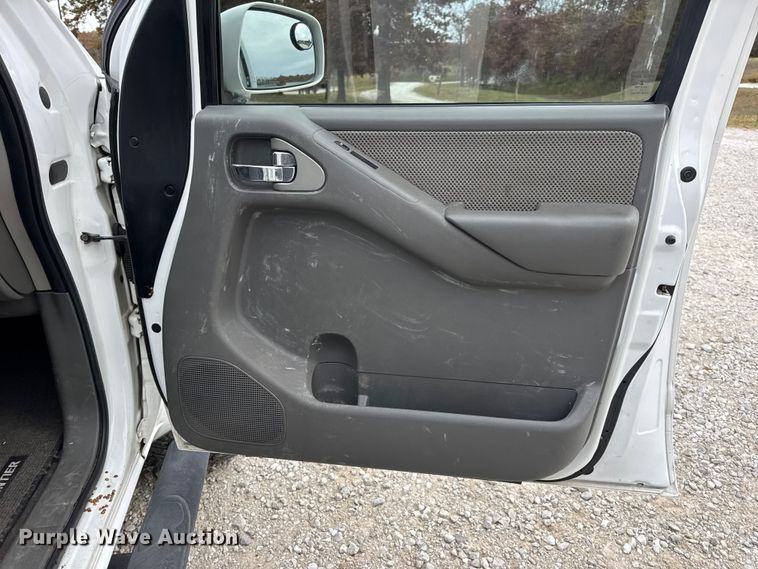 image for item EN0718 2006 Nissan Frontier LE Crew Cab pickup truck