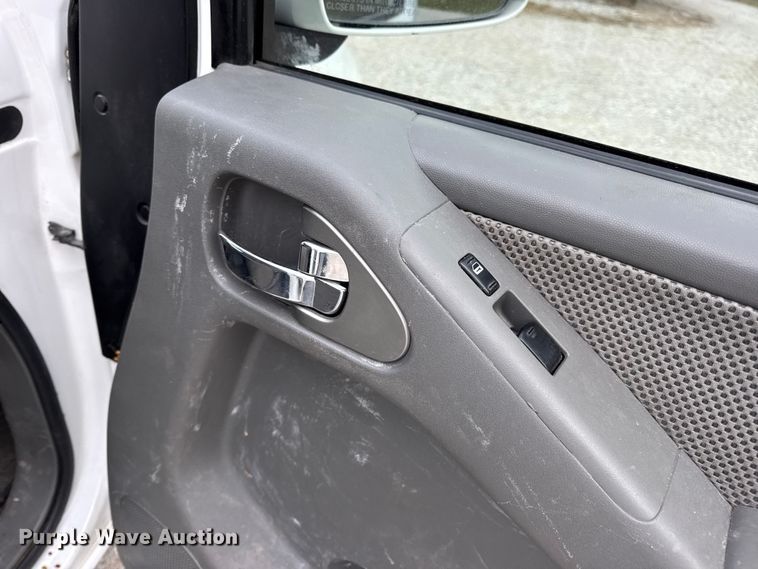 image for item EN0718 2006 Nissan Frontier LE Crew Cab pickup truck