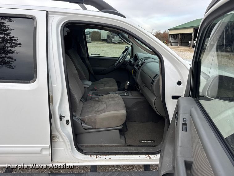 image for item EN0718 2006 Nissan Frontier LE Crew Cab pickup truck