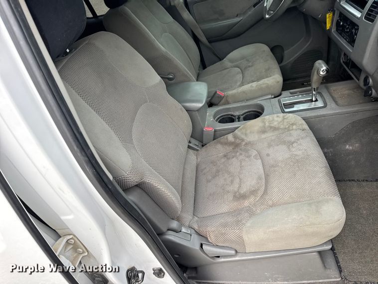 image for item EN0718 2006 Nissan Frontier LE Crew Cab pickup truck