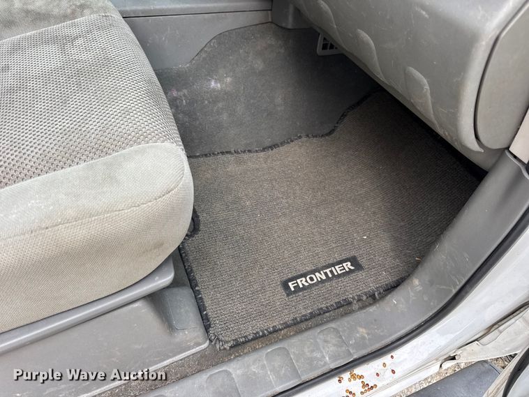 image for item EN0718 2006 Nissan Frontier LE Crew Cab pickup truck