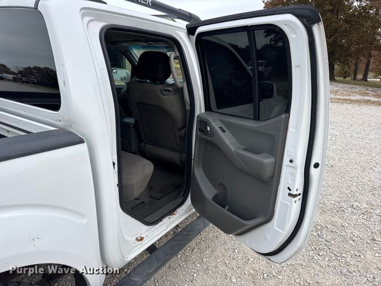 image for item EN0718 2006 Nissan Frontier LE Crew Cab pickup truck