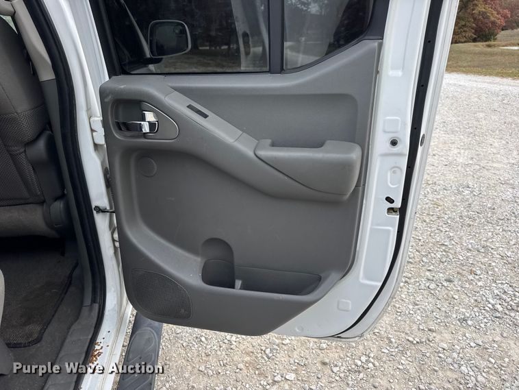 image for item EN0718 2006 Nissan Frontier LE Crew Cab pickup truck