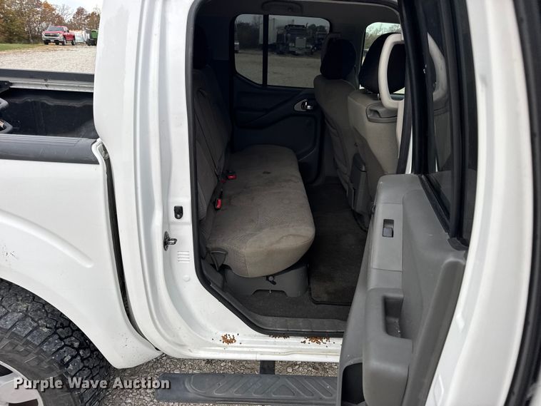 image for item EN0718 2006 Nissan Frontier LE Crew Cab pickup truck