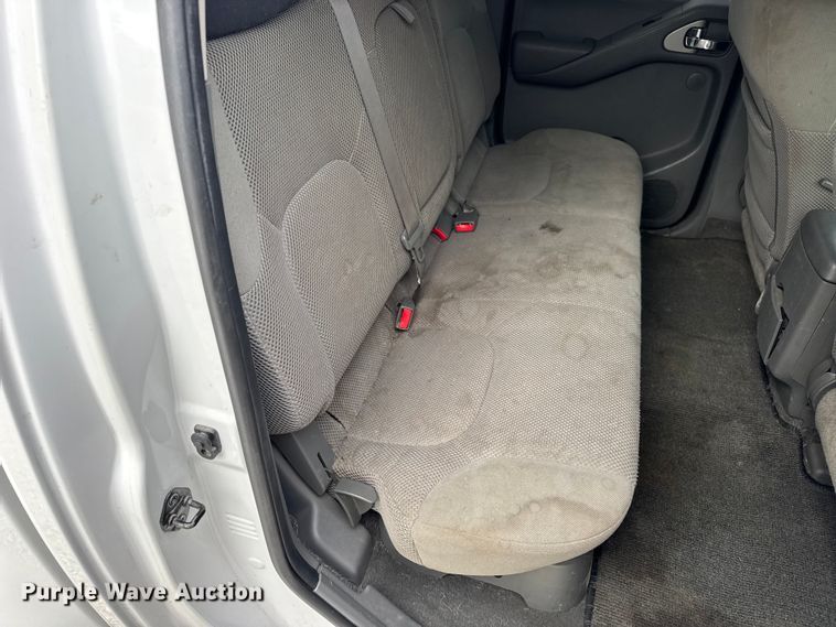 image for item EN0718 2006 Nissan Frontier LE Crew Cab pickup truck