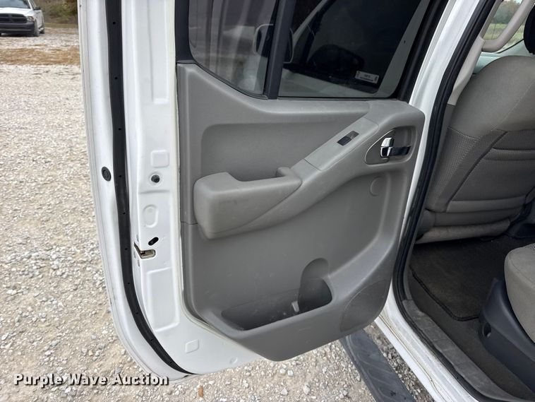 image for item EN0718 2006 Nissan Frontier LE Crew Cab pickup truck