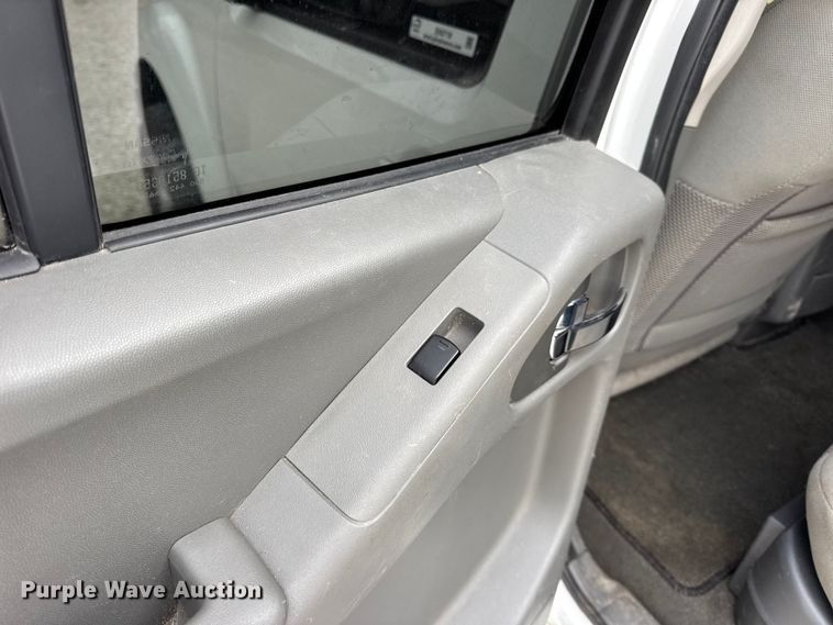 image for item EN0718 2006 Nissan Frontier LE Crew Cab pickup truck