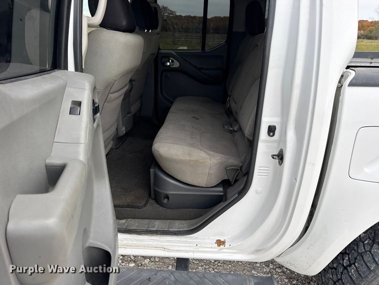 image for item EN0718 2006 Nissan Frontier LE Crew Cab pickup truck