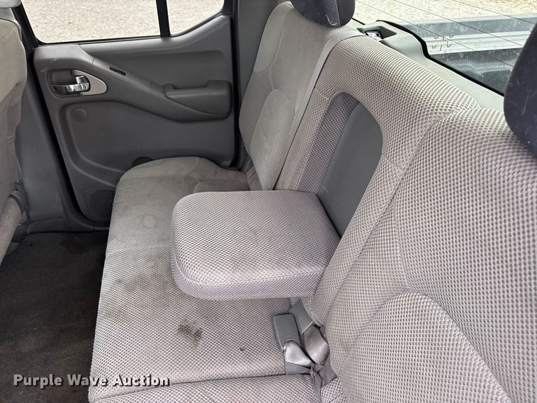 image for item EN0718 2006 Nissan Frontier LE Crew Cab pickup truck