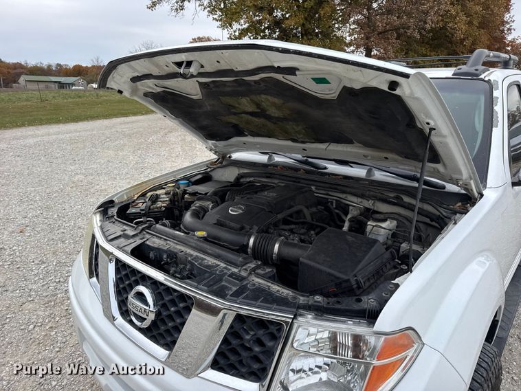 image for item EN0718 2006 Nissan Frontier LE Crew Cab pickup truck