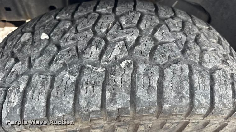 image for item EN0718 2006 Nissan Frontier LE Crew Cab pickup truck