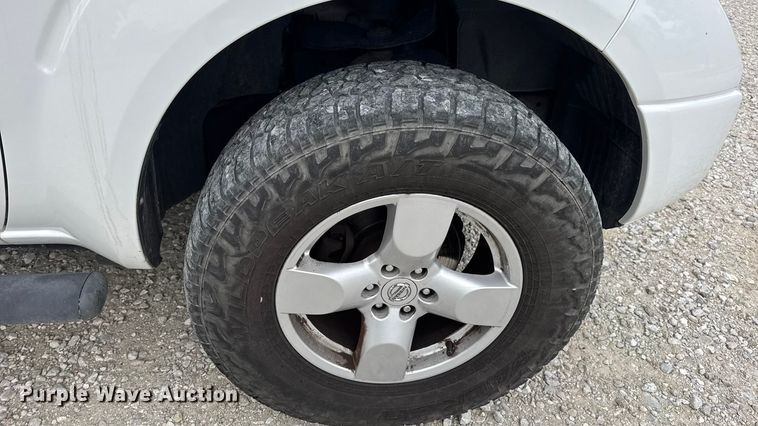 image for item EN0718 2006 Nissan Frontier LE Crew Cab pickup truck