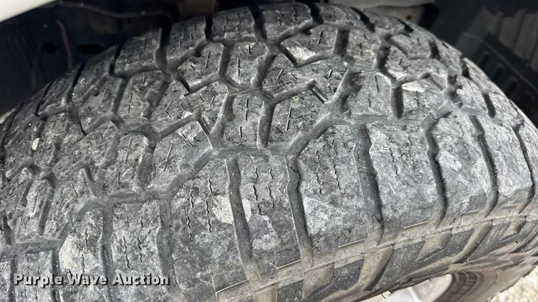 image for item EN0718 2006 Nissan Frontier LE Crew Cab pickup truck