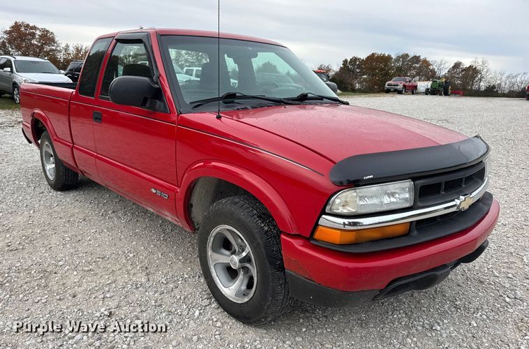 image for item EN0719 2003 Chevrolet S10 LS Ext. Cab pickup truck