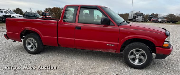 image for item EN0719 2003 Chevrolet S10 LS Ext. Cab pickup truck