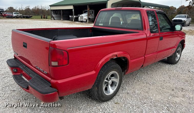 image for item EN0719 2003 Chevrolet S10 LS Ext. Cab pickup truck