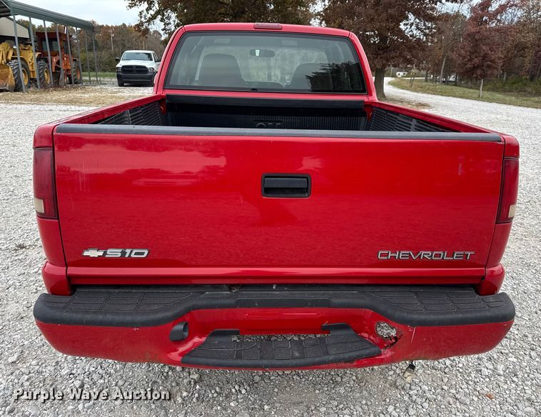 image for item EN0719 2003 Chevrolet S10 LS Ext. Cab pickup truck