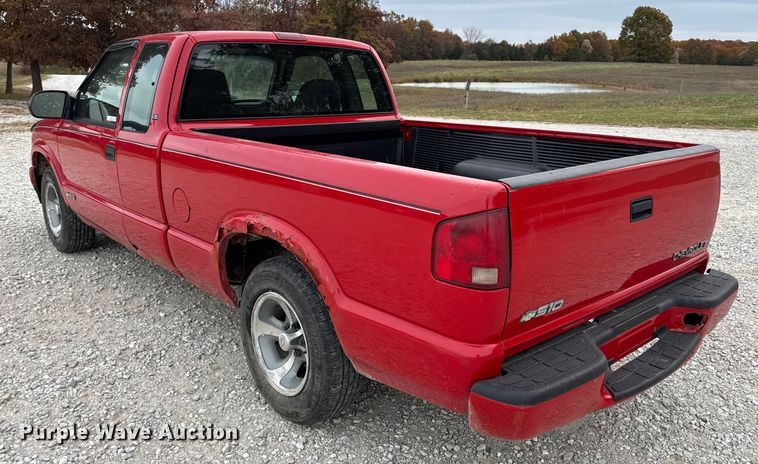 image for item EN0719 2003 Chevrolet S10 LS Ext. Cab pickup truck