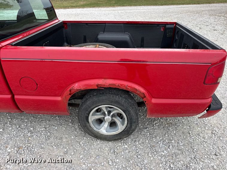 image for item EN0719 2003 Chevrolet S10 LS Ext. Cab pickup truck