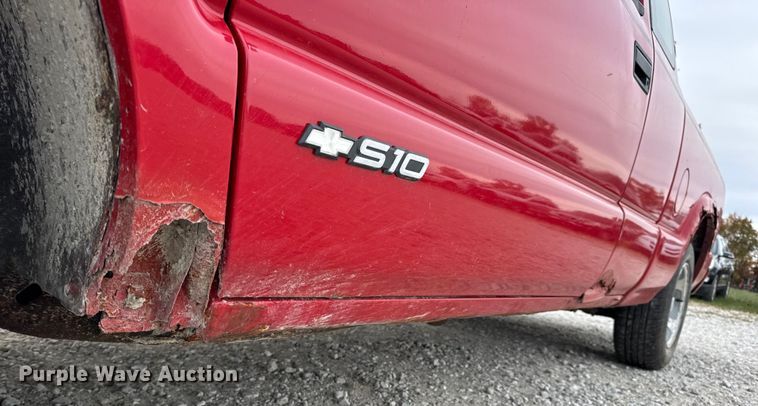 image for item EN0719 2003 Chevrolet S10 LS Ext. Cab pickup truck