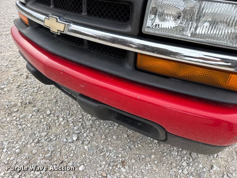 image for item EN0719 2003 Chevrolet S10 LS Ext. Cab pickup truck