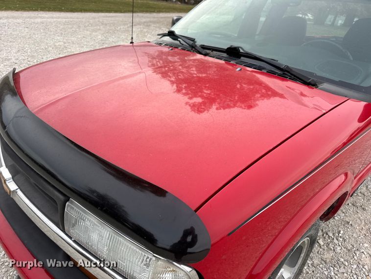 image for item EN0719 2003 Chevrolet S10 LS Ext. Cab pickup truck