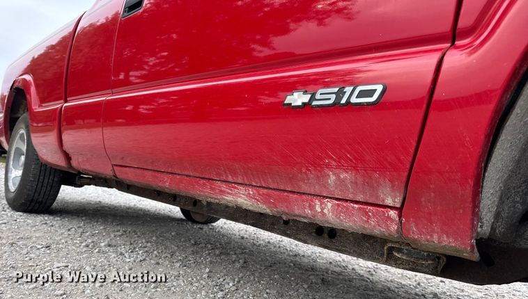 image for item EN0719 2003 Chevrolet S10 LS Ext. Cab pickup truck