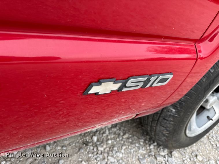 image for item EN0719 2003 Chevrolet S10 LS Ext. Cab pickup truck