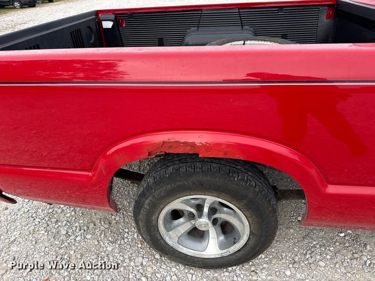 image for item EN0719 2003 Chevrolet S10 LS Ext. Cab pickup truck