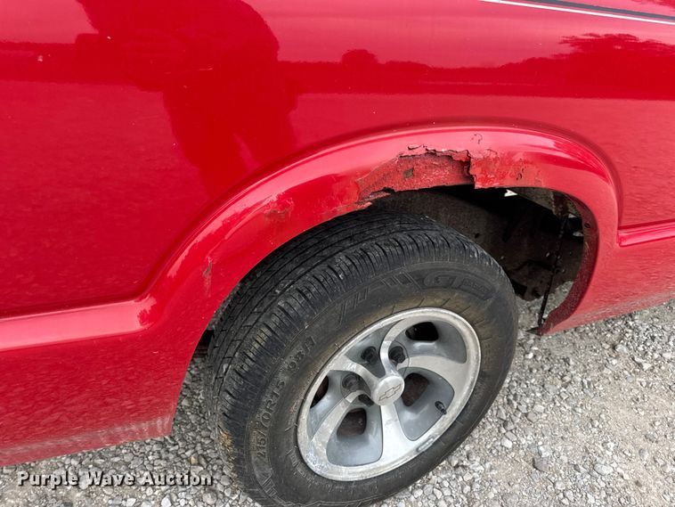 image for item EN0719 2003 Chevrolet S10 LS Ext. Cab pickup truck